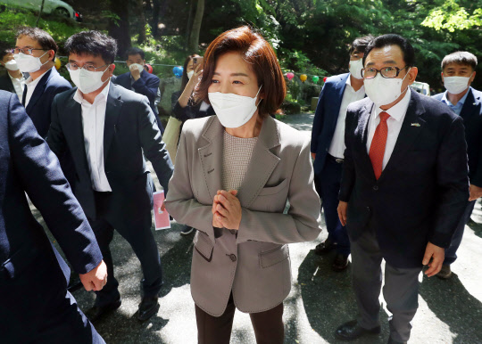 19일 대구 동구 동화사에서 열린 부처님오신날 법요식에서 나경원 국민의힘 전 원내대표가 참석해 시민들과 인사를 하고 있다.[사진=연합뉴스]